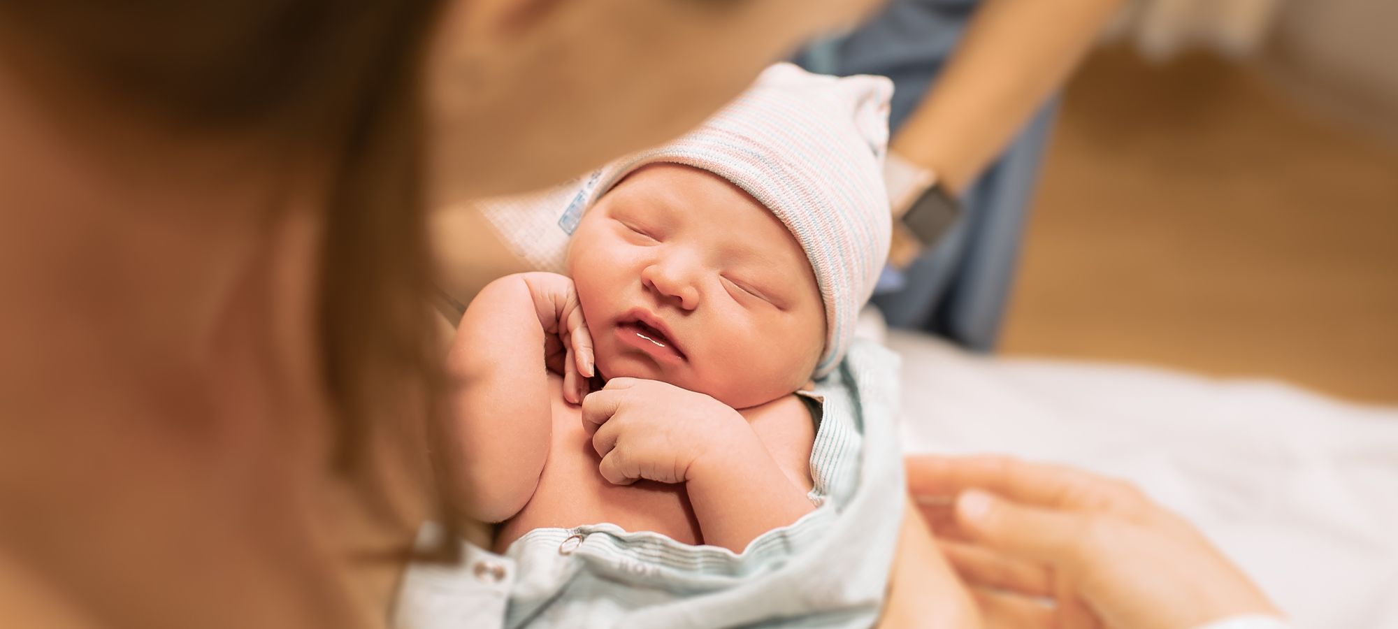 Что ожидать в первую неделю дома с новорожденным | Впервые мама